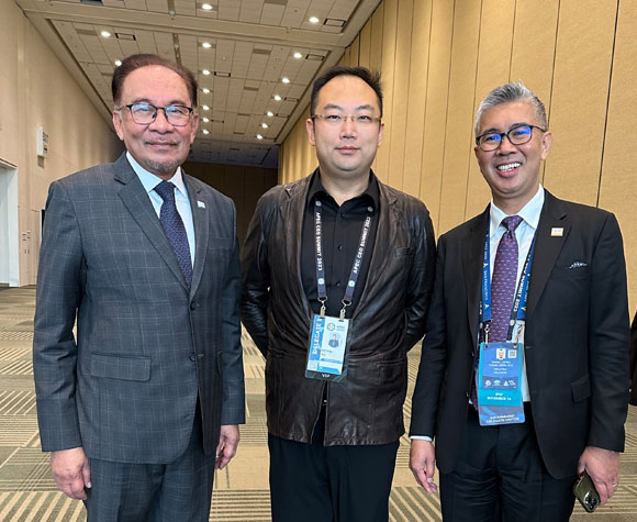 馬來西亞首相安華（左一）、APEC籌委會聯(lián)合主席徐鵬（中）、馬來西亞商務(wù)部長TENGKU ZAFRUL TENGKU ABDUL AZIZ（右一）
